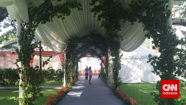 Sekitar 2000 tamu menikmati open house berupa pesta kebun musim panas di Wisma Duta Indonesia. Tak hanya silaturahmi, mereka juga berjoget poco-poco.