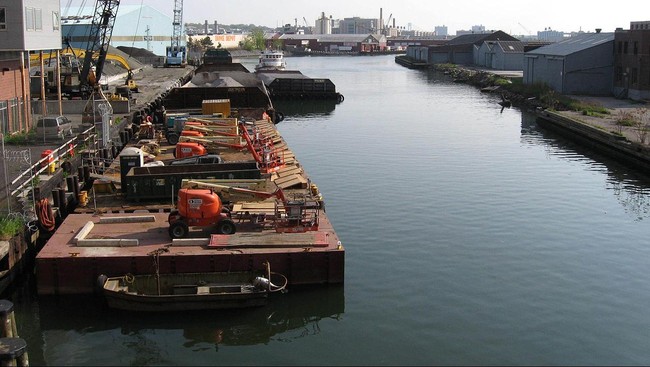 EPA menulis cuitan yang menyatakan kalau siapa pun dilarang untuk berenang di saluran air Gowanus karena sangat berbahaya untuk kesehatan.