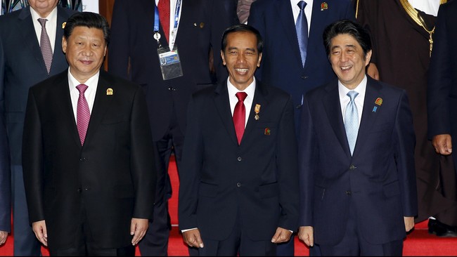 Presiden Tiongkok Xi Jinping dan Perdana Menteri Jepang melakukan pertemuan bilateral di sela-sela pertemuan Konferensi Asia Afrika di Jakarta, Rabu (22/4).