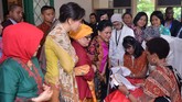 Asyiknya Iriana dan Para Istri Delegasi KAA Membatik Saat para suami sibuk mengikuti Konferensi Asia-Afrika, istri mereka asyik membatik dan memanjakan mata dengan melihat koleksi kain di Museum Tekstil, Jakarta.