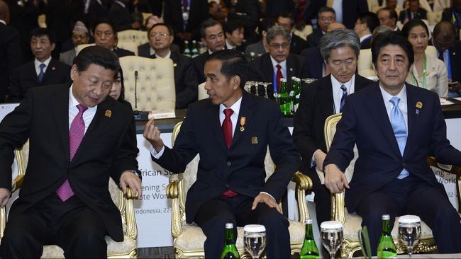 Jokowi Tagih Jepang dan Tiongkok Soal Kereta Cepat di KAA Pemerintah merancang dua proyek kereta cepat rute Jakarta-Bandung dan Jakarta-Surabaya, dengan nilai masing-masing Rp 84 triliun dan Rp 100 triliun.