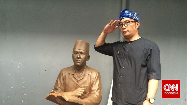 Pendopo Wali Kota Bandung itu boleh dikunjungi masyarakat umum hingga 1 Januari 2017. Ridwan Kamil juga meminta pengunjung tak mengajak mantan pacar.