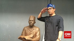 Ridwan Kamil Sentil Edy Mulyadi Pakai Iket Tapi Malah Rendahkan Sunda
