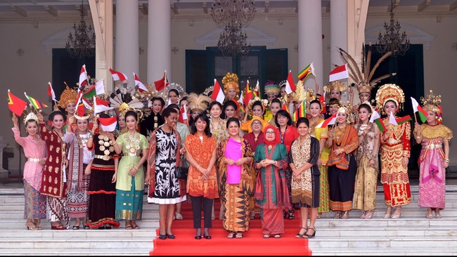 Asyiknya Iriana dan Para Istri Delegasi KAA Membatik