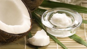 Empat Keajaiban Minyak Kelapa untuk Kecantikan Kulit