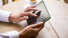 Makan Komputer Tablet, Pria Rusia Tewas Seketika