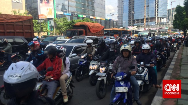 Warga DKI Jakarta sudah kembali dapat melintasi Jalan Medan Merdeka Barat yang sempat ditutup untuk perlintasan delegasi KTT Asia-Afrika 2015.