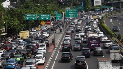 Kemacetan di Jakarta membuat masyarakat harus duduk di kendaraan selama 400 jam per tahun. Waktu perjalanan rata-rata dua jam.