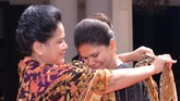 Asyiknya Iriana dan Para Istri Delegasi KAA Membatik Saat para suami sibuk mengikuti Konferensi Asia-Afrika, istri mereka asyik membatik dan memanjakan mata dengan melihat koleksi kain di Museum Tekstil, Jakarta.