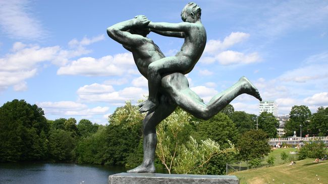 Menapaki Tujuh Taman Patung Teraneh di Dunia Dari patung 'Man Throwing Babies' sampai patung '1001 Nights' yang dibangun dari ribuan ton pasir. Karya-karya patung berikut ini akan membuat orang heran.