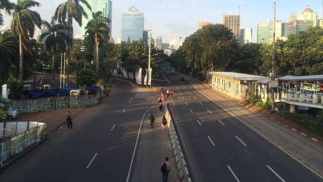 Petugas mulai menutup Jalan Gerbang Pemuda di kawasan Senayan. Pintu keluar tol Semanggi juga sudah tak bisa dilalui pengguna jalan. 