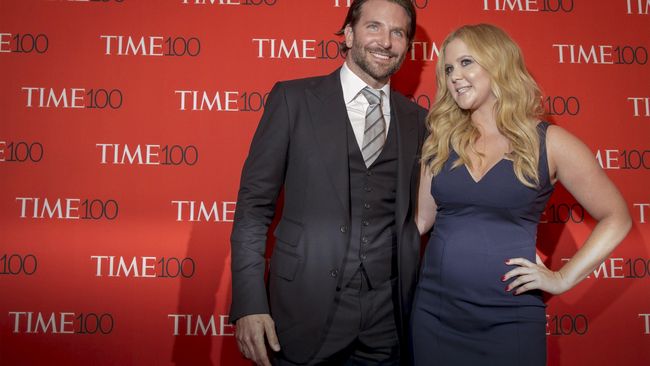 Pemberian tip merupakan hal yang lumrah di Amerika Serikat. Tapi bukan 1.000 persen seperti yang diberikan Amy Schumer kepada seorang pelayan.