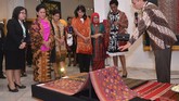 Asyiknya Iriana dan Para Istri Delegasi KAA Membatik Saat para suami sibuk mengikuti Konferensi Asia-Afrika, istri mereka asyik membatik dan memanjakan mata dengan melihat koleksi kain di Museum Tekstil, Jakarta.