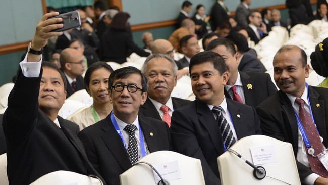 Salah satu Menteri yang minta tambahan anggaran adalah Susi Pudjiastuti yang ingin memperkuat kapal pengawas dan pemberdayaan nelayan.