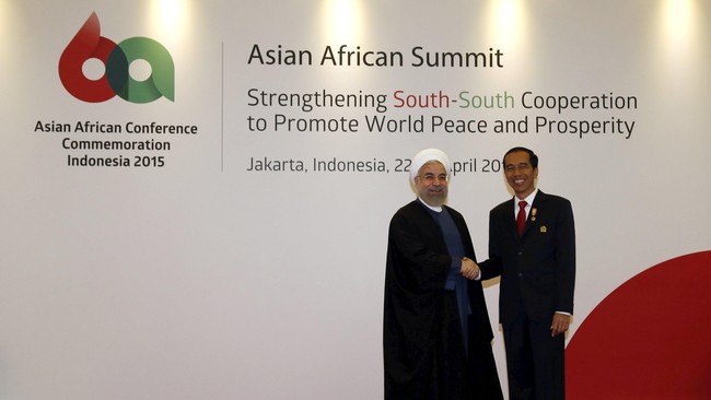 Presiden Joko Widodo bertemu dengan Presiden Iran Hassan Rouhani di sela-sela Konferensi Asia Afrika yang berlangsung di Jakarta, Kamis (23/4).