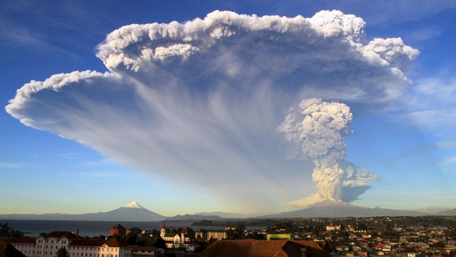 Erupsi gunung berapi di Pulau Bogoslof, Alaska, memicu peringatan penerbangan karena berada di tengah sejumlah rute antara Asia dan Amerika Utara.