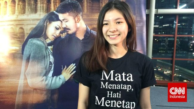 Mempunyai ibu sebagai seorang aktris terkenal di Indonesia tidak membuat Shaloom Razade ongkang-ongkang kaki.
