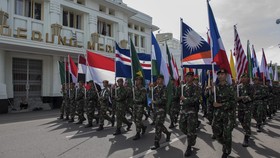 Buah Tangan Seniman Bandung Bagi Pimpinan Asia-Afrika