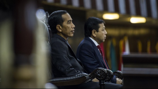 Ketum Partai Golkar Setya Novanto berbicara dengan Jokowi terkait status tersangka Ahok. Setya meminta agar Ahok introspeksi diri dalam berucap dan bertindak.