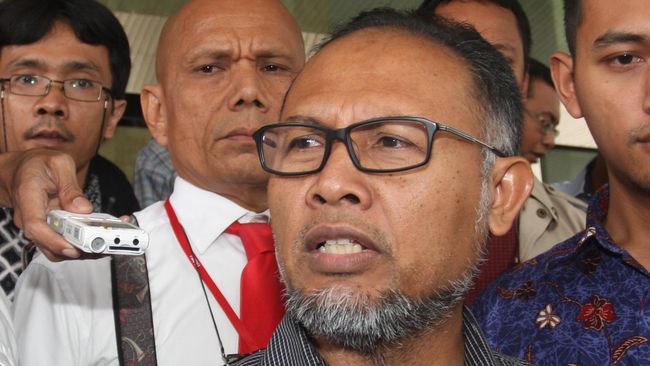 Bambang Widjojanto Endus 'Bau Sangit' dalam Seleksi Capim KPK Eks Komisioner KPK Bambang Widjojanto menyesalkan perbuatan kolusif dalam pemilihan Capim KPK yang berupaya membuat tumpul pemberantasan korupsi di Indonesia.