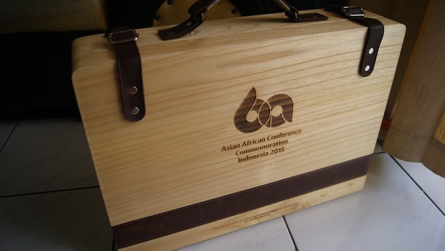 Bandung enggan melepas para pemimpin Asia-Afrika tanpa membawa buah tangan untuk mengingatkan mereka pernah menjejak kaki di Paris van Java.
