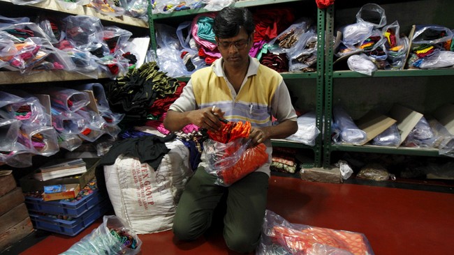 Nilai buruh pabrik garmen di Bangladesh tidak sebanding total penjualan harga baju merk fesyen dunia yang mereka produksi semalam suntuk.