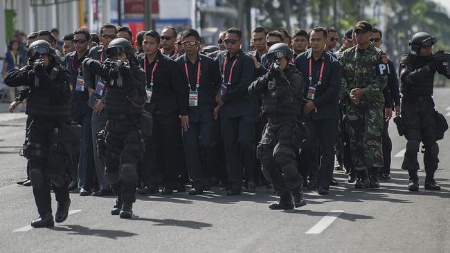 Jelang Napak Tilas KAA, Polisi Amankan 4 Orang di Bandung Empat orang itu dicurigai karena beraktivitas di masjid hingga beberapa jam. Keempatnya masih dalam pemeriksaan Polrestabes Bandung.