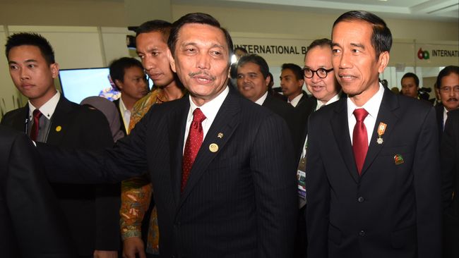 Luhut: Jokowi Ingin Bentuk Tim Solid Agar Tak Babak Belur Presiden Jokowi merasa perlu melakukan perombakan kabinet saat ini karena melihat kondisi ekonomi global yang memburuk.