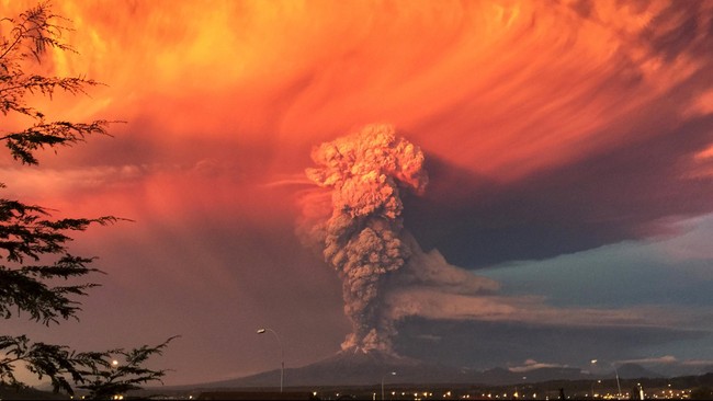 Gunung Calbuco, yang terakhir kali meletus pada tahun 1961, hingga hari ini terlihat masih memuntahkan isi perutnya secara konstan.