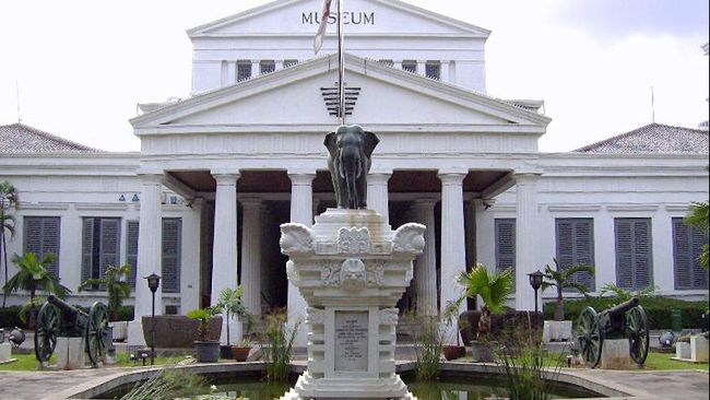 Museum Nasional yang hari ini "dijaga" gajah sehingga dikenal pula sebagai Gedung Gajah, berawal dari lembaga Belanda yang digagas 237 tahun lalu.