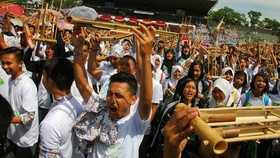 Tanah Pasundan Jadi Lautan Angklung