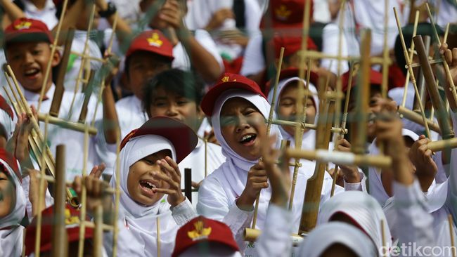 Orang tua harus membuka pintu bagi anak menuju kekayaan musik tradisional di Indonesia. Apalagi kemajuan teknologi saat ini memungkinkan hal  itu.