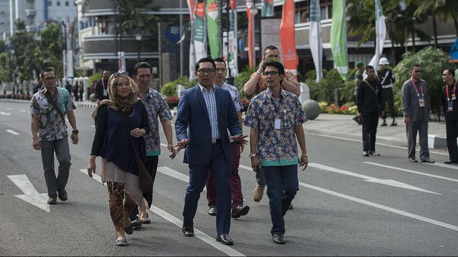 Bandung enggan melepas para pemimpin Asia-Afrika tanpa membawa buah tangan untuk mengingatkan mereka pernah menjejak kaki di Paris van Java.