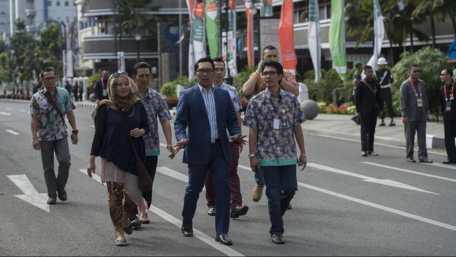 Buah Tangan Seniman Bandung Bagi Pimpinan Asia-Afrika Bandung enggan melepas para pemimpin Asia-Afrika tanpa membawa buah tangan untuk mengingatkan mereka pernah menjejak kaki di Paris van Java.