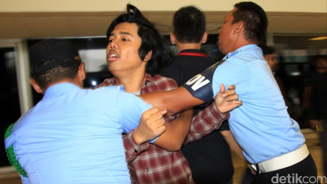 Pemberian pengayoman merupakan bentuk dedikasi kepada lembaga perwakilan rakyat karena persoalan keamanan sangat penting.
