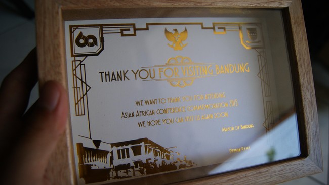 Bandung enggan melepas para pemimpin Asia-Afrika tanpa membawa buah tangan untuk mengingatkan mereka pernah menjejak kaki di Paris van Java.