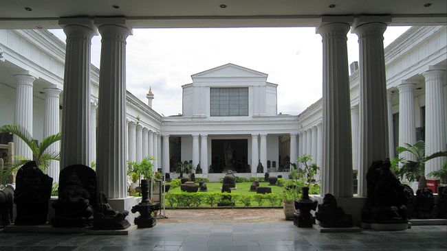 Alami kebakaran pada Sabtu (16/9) malam, ketahui isi koleksi artefak dan benda-benda bersejarah di dalam Museum Nasional.