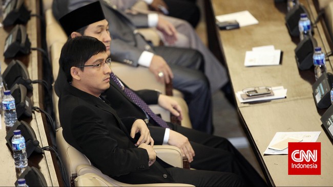 Anggota Komisi VII DPR, Lucky Hakim mengaku para pemerasnya juga meminta sejumlah proyek di DPR.