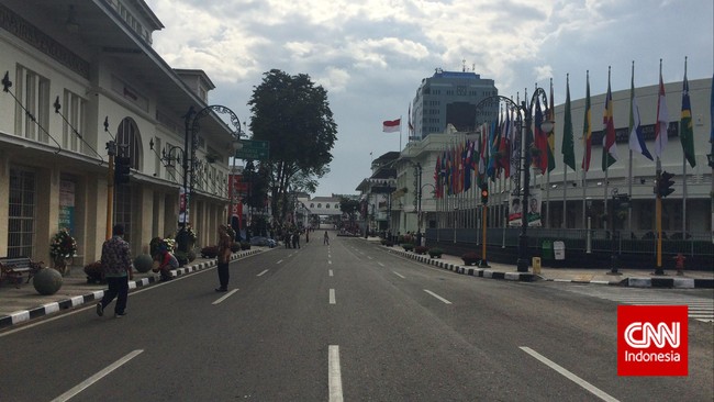 Jalan Asia Afrika steril. Di ruas jalan beberapa kali melintas anggota marching band TNI yang akan berlatih menyambut para delegasi esok.