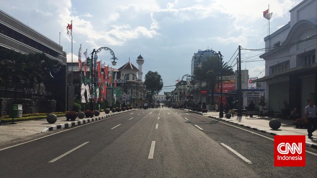 Pada Sabtu (28/3), Pemkot Bandung yang dipimpin Wali Kota fokus mencegah kerumunan di titik sekitar Jalan Asia Afrika hingga Alun-alun Bandung.