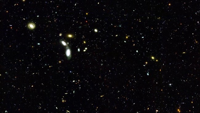Meski dipenuhi bintang-bintang, luar angkasa tampak gelap dan hitam. Apa sebabnya?