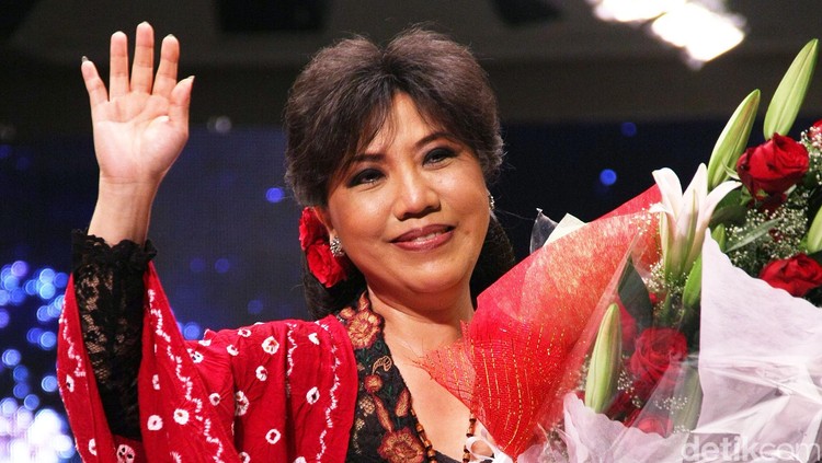 Anne Avantie memegang bunga. Jakarta. [17/5/2013].