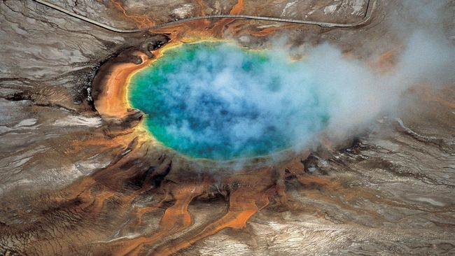 Taman Nasional Yellowstone di AS memang sangat indah, namun ada area yang berbahaya. Terkadang, wisatawan membahayakan nyawa dengan nekat menerobosnya.