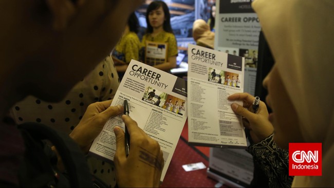 Pencari kerja melihat brosur posisi lowongan pekerjaan saat pameran bursa kerja di Balai Kartini, Jakarta, Jumat, 24 April 2015. Berdasarkan data Badan Pusat Statistik (BPS), tenaga kerja sektor formal di 2014 sebanyak 40,6 persen sementara sisanya informal. Klasifikasi dari para angkatan kerja informal, sebanyak 26,09 merupakan pekerja paruh waktu, status setengah pengangguran sebanyak 9,68 persen dan yang berstatus pengangguran terbuka sebanyak 7,24 persen. CNN Indonesia/Safir Makki