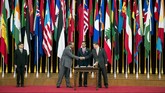 Napak Tilas Tandai Penutupan Peringatan 60 Tahun KAA Rangkaian penutupan Konferensi Asia Afrika dimulai dengan napak tilas para pemimpin negara dan diakhiri dengan penandatanganan Pesan Bandung.