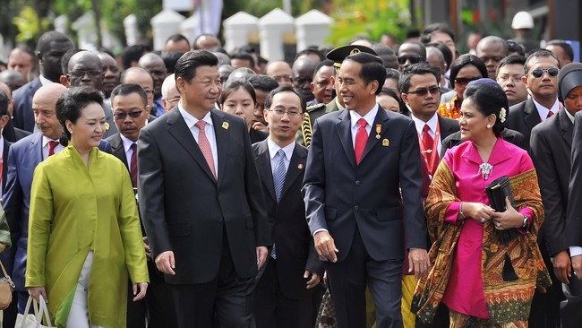 Dalam banyak forum internasional, termasuk APEC di Beijing tahun lalu dan KAA, Jokowi terlihat selalu bersebelahan dengan Xi Jinping. Apa alasannya?