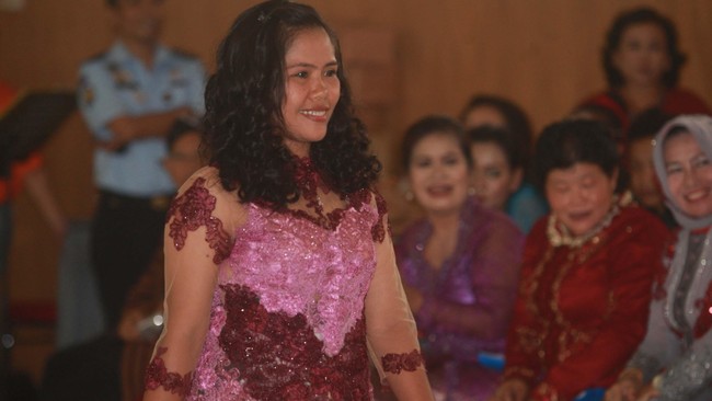 Mary Jane ditangkap di Indonesia 2010 karena membawa 2,6 kg heroin. Sudah divonis mati tapi belum juga dieksekusi hingga ada peluang dipulangkan ke negaranya.