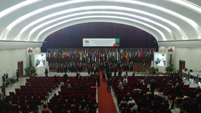 Ridwan Kamil Bacakan Dasasila Bandung dalam Bahasa Inggris Wali Kota Bandung, Ridwan Kamil, membacakan kembali hasil Konferensi Asia Afrika pada 1955 silam, Dasasila Bandung, menggunakan bahasa Inggris.