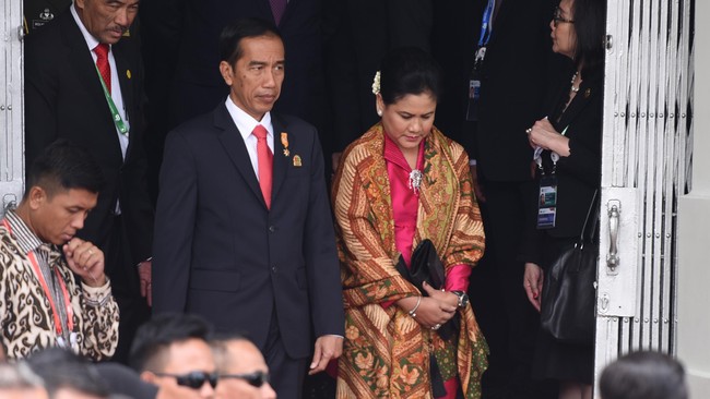Jokowi menjelaskan, acara di Solo adalah dari pihak keluarga perempuan, di mana keluarga Jokowi hanya nebeng di acara itu.