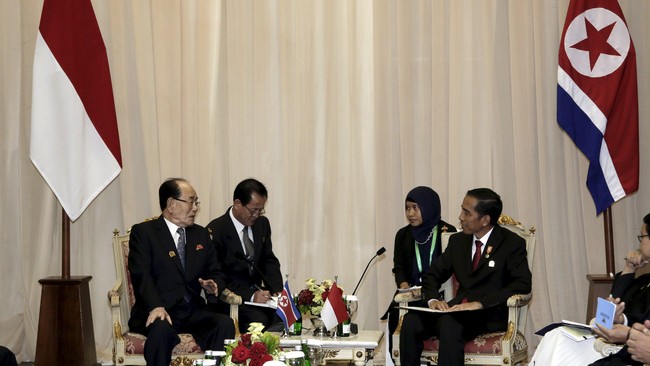 KAA telah berlalu, namun masih terdapat cerita tercecer dari pertemuan bilateral para pemimpin negara, diantara salam dari Korut untuk Jokowi.